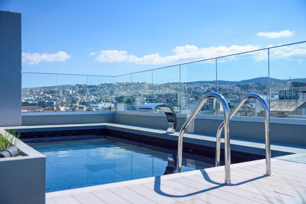 Onoma Hotel เทสซาโลนิกิ ภายนอก รูปภาพ A pool with a glass balustrade