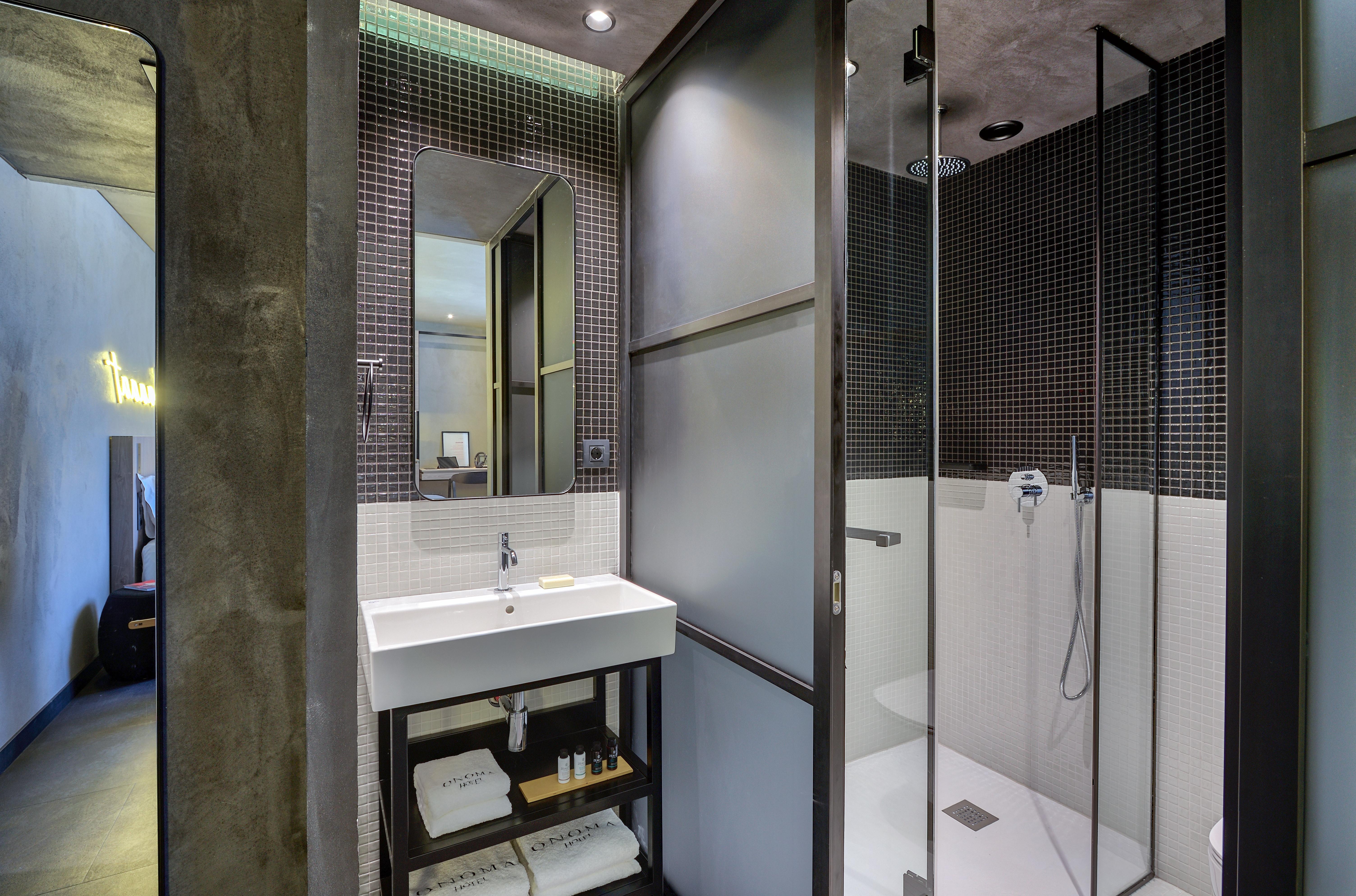 Onoma Hotel เทสซาโลนิกิ ภายนอก รูปภาพ Bathroom