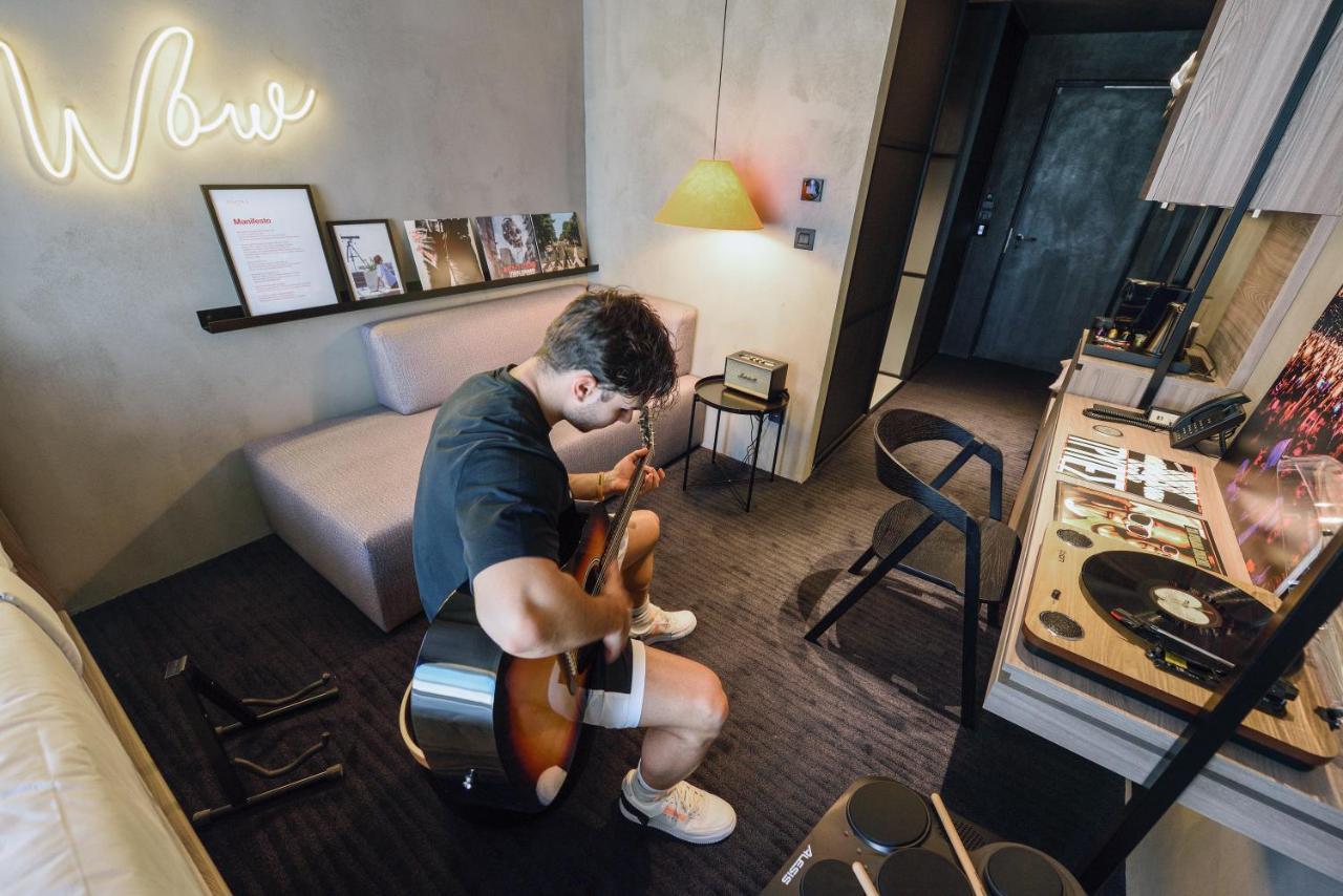 Onoma Hotel เทสซาโลนิกิ ภายนอก รูปภาพ A tattoo artist working in a studio