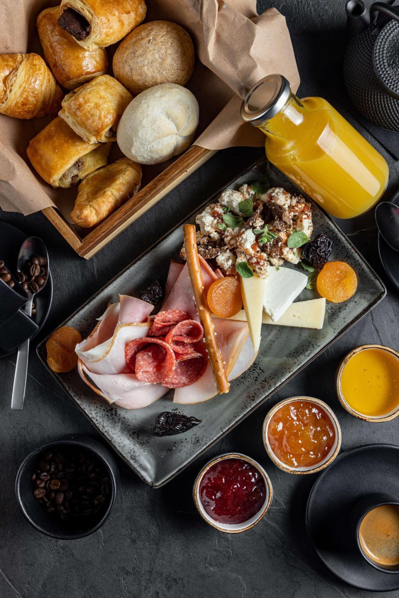 Onoma Hotel เทสซาโลนิกิ ภายนอก รูปภาพ A selection of cold cuts
