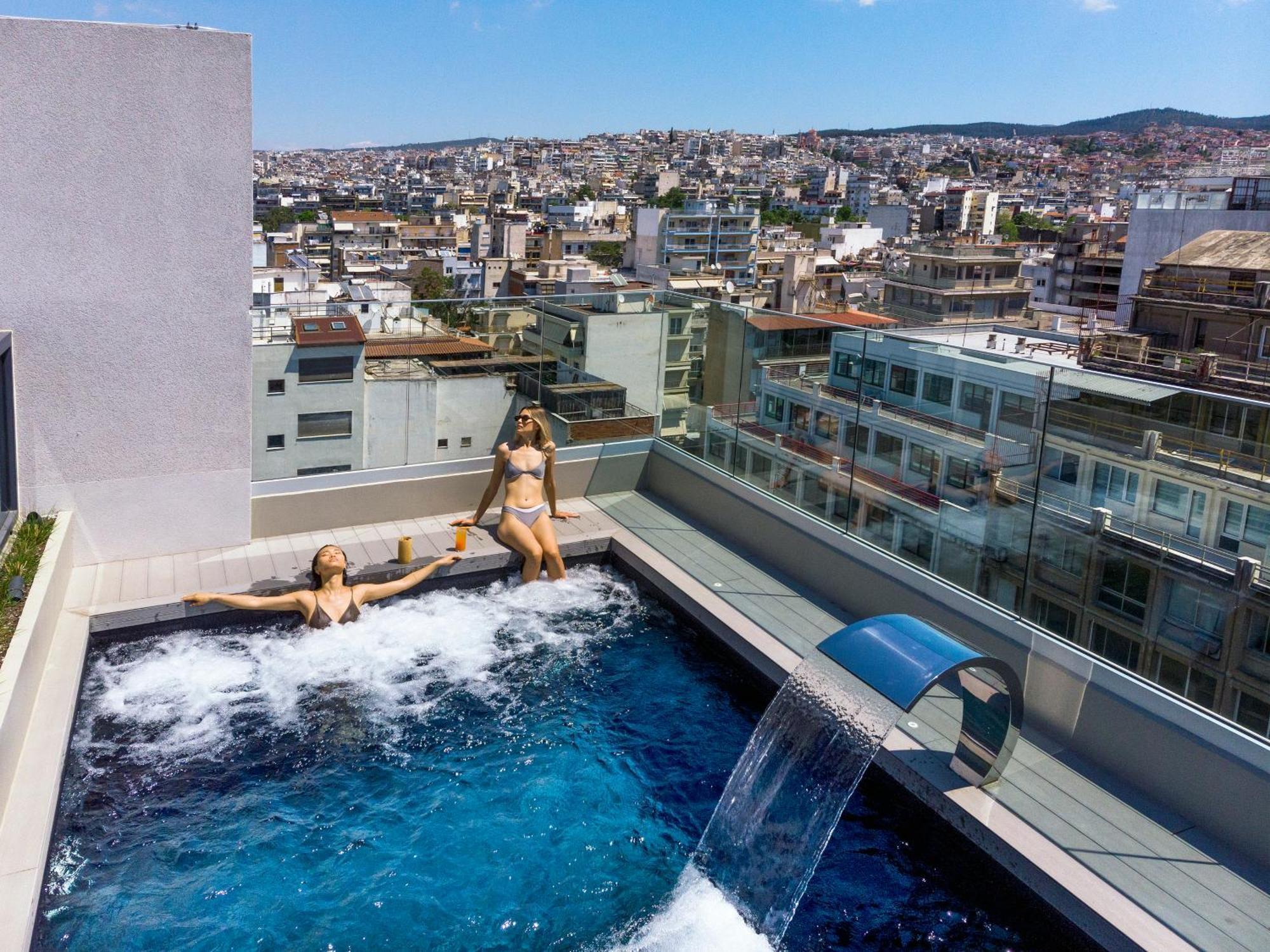 Onoma Hotel เทสซาโลนิกิ ภายนอก รูปภาพ Rooftop pool at the Hilton Athens